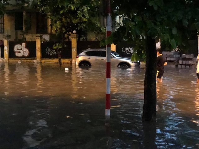 Hà Nội: Mưa to như trút nước lúc tan tầm, nhiều tuyến phố trung tâm lại biến thành sông - Ảnh 14.