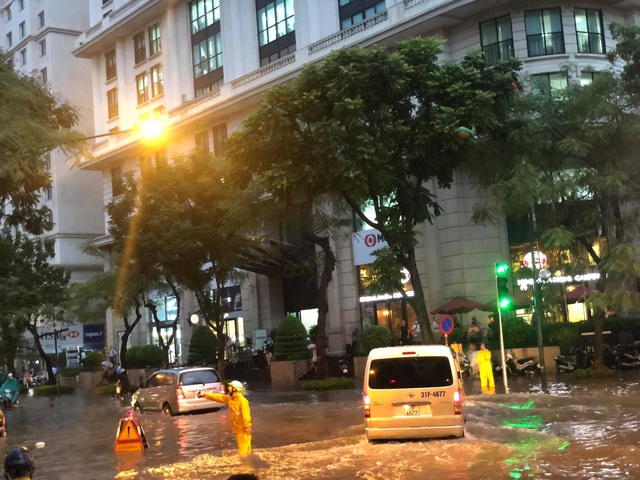 Hà Nội: Mưa to như trút nước lúc tan tầm, nhiều tuyến phố trung tâm lại biến thành sông - Ảnh 16.