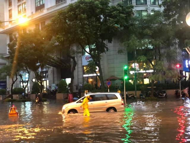 Hà Nội: Mưa to như trút nước lúc tan tầm, nhiều tuyến phố trung tâm lại biến thành sông - Ảnh 17.