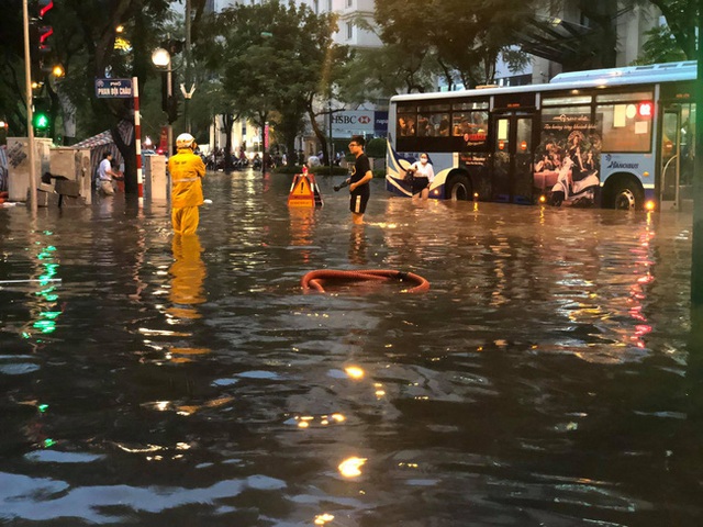 Hà Nội: Mưa to như trút nước lúc tan tầm, nhiều tuyến phố trung tâm lại biến thành sông - Ảnh 18.