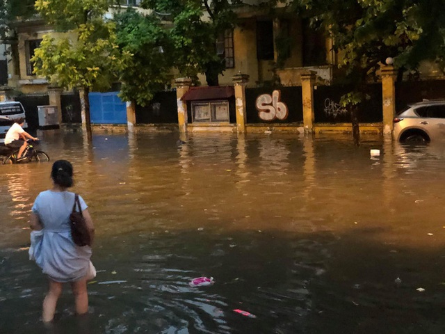 Hà Nội: Mưa to như trút nước lúc tan tầm, nhiều tuyến phố trung tâm lại biến thành sông - Ảnh 19.