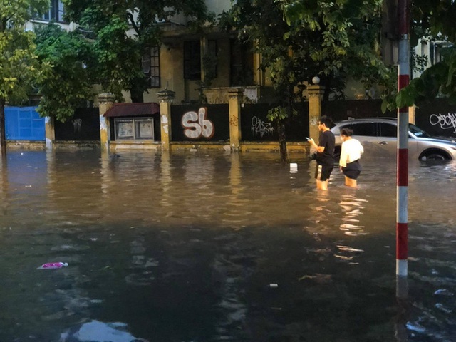 Hà Nội: Mưa to như trút nước lúc tan tầm, nhiều tuyến phố trung tâm lại biến thành sông - Ảnh 20.
