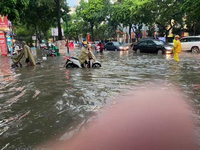 Hà Nội: Mưa to như trút nước lúc tan tầm, nhiều tuyến phố trung tâm lại biến thành sông - Ảnh 6.