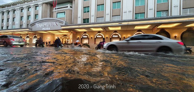 Hà Nội: Mưa to như trút nước lúc tan tầm, nhiều tuyến phố trung tâm lại biến thành sông - Ảnh 7.