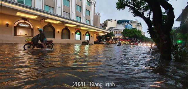 Hà Nội: Mưa to như trút nước lúc tan tầm, nhiều tuyến phố trung tâm lại biến thành sông - Ảnh 8.