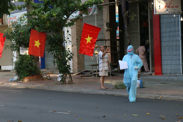 Nửa đêm, người dân đội mưa chờ nghe lệnh dỡ bỏ phong tỏa phòng chống Covid-19 - Ảnh 9.