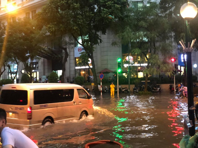 Hà Nội: Mưa to như trút nước lúc tan tầm, nhiều tuyến phố trung tâm lại biến thành sông - Ảnh 11.