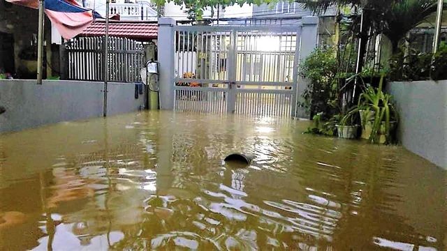 Cận cảnh nhiều khu dân cư ở Quảng Ninh ngập trong biển nước - Ảnh 13.