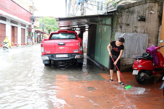 Hải Phòng: Mưa lớn kéo dài, người dân vật lộn với ngập lụt - Ảnh 11.