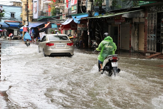 Hải Phòng: Mưa lớn kéo dài, người dân vật lộn với ngập lụt - Ảnh 7.