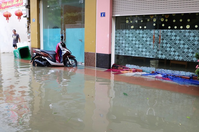 Hải Phòng: Mưa lớn kéo dài, người dân vật lộn với ngập lụt - Ảnh 16.