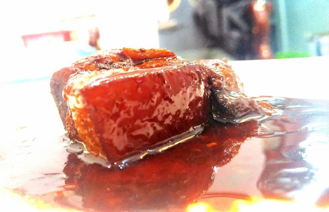 Cách mới nấu thịt kho tàu: Thành phẩm mềm, thơm, trong màu hổ phách, ăn 1 miếng như tan trong miệng - Ảnh 2.
