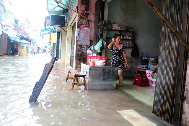 Hải Phòng: Mưa lớn kéo dài, người dân vật lộn với ngập lụt - Ảnh 10.