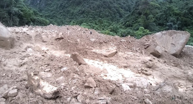 Lai Châu: Tảng đá lớn từ sườn núi bất ngờ rơi xuống đè chết người - Ảnh 2.