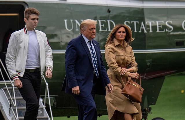 Gương mặt đẹp như tranh vẽ của con trai út Tổng thống Mỹ khi tái xuất cùng cha mẹ quyền lực - Ảnh 2.