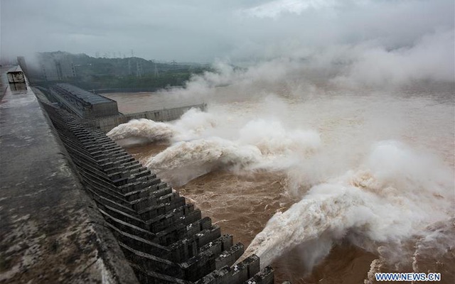 Tin lũ lụt mới nhất ở Trung Quốc: Sông Trường Giang gánh chịu đỉnh lũ lần thứ 5, đập Tam Hiệp một lần nữa bị đe dọa - Ảnh 2.