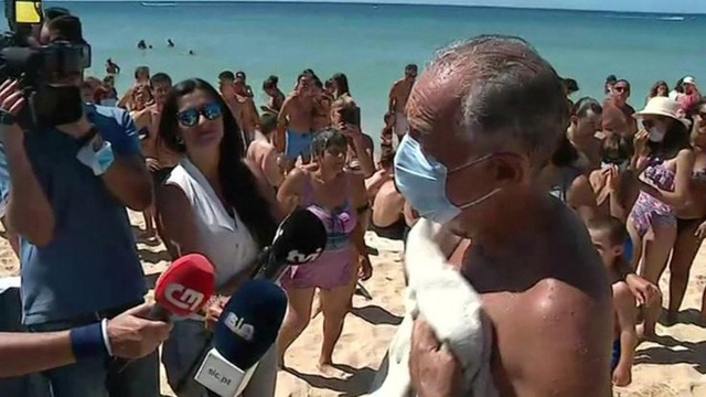  Tổng thống Bồ Đào Nha lao ra biển cứu 2 phụ nữ chới với  - Ảnh 3.