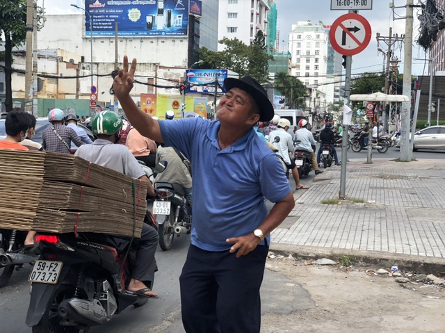 Xúc động người cha 15 năm bán hàng rong vỉa hè, bị nhiều người gọi là điên khùng để kiếm tiền nuôi 3 con ăn học - Ảnh 5.