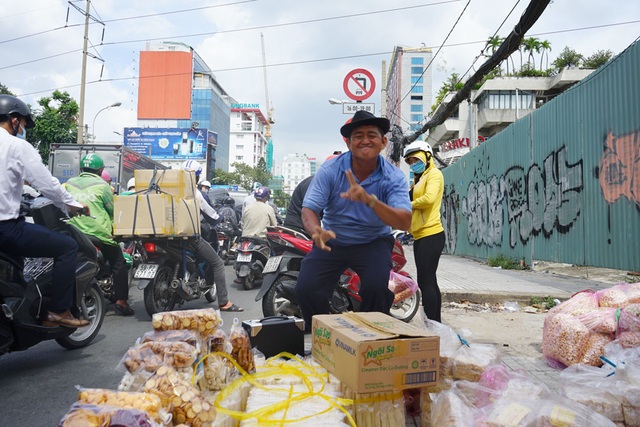 Xúc động người cha 15 năm bán hàng rong vỉa hè, bị nhiều người gọi là điên khùng để kiếm tiền nuôi 3 con ăn học - Ảnh 3.