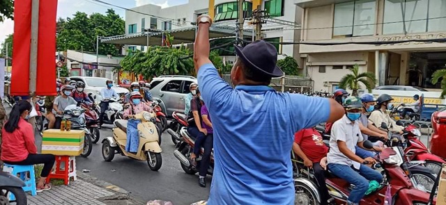 Xúc động người cha 15 năm bán hàng rong vỉa hè, bị nhiều người gọi là điên khùng để kiếm tiền nuôi 3 con ăn học - Ảnh 4.