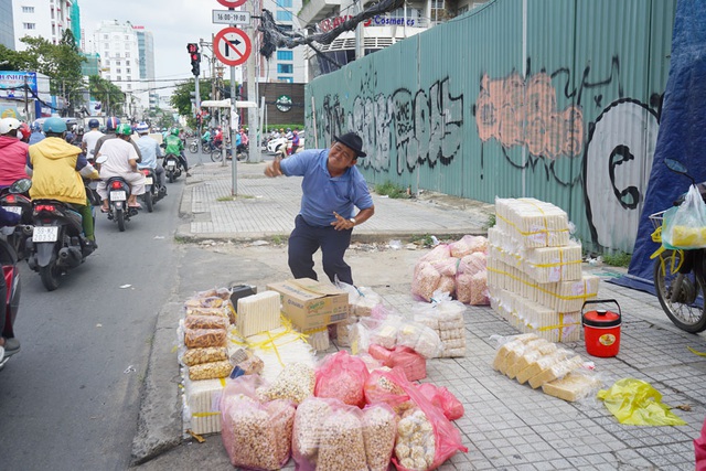 Xúc động người cha 15 năm bán hàng rong vỉa hè, bị nhiều người gọi là điên khùng để kiếm tiền nuôi 3 con ăn học - Ảnh 1.