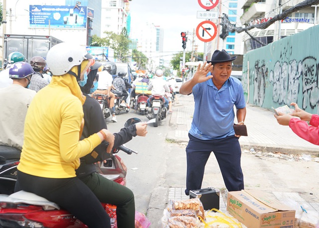 Xúc động người cha 15 năm bán hàng rong vỉa hè, bị nhiều người gọi là điên khùng để kiếm tiền nuôi 3 con ăn học - Ảnh 6.