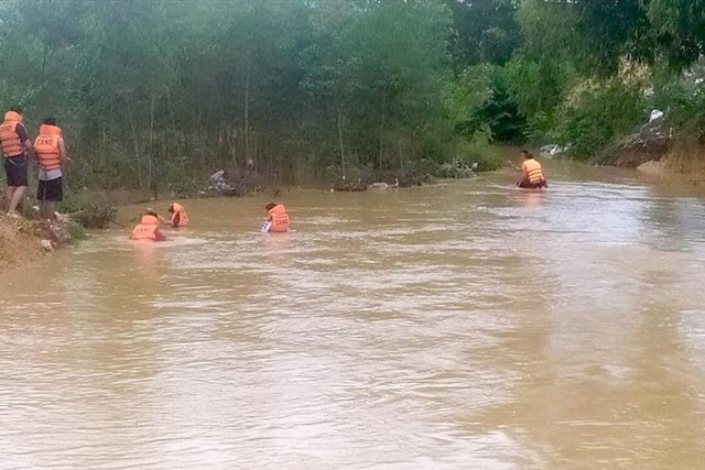 Hai mẹ con bị lũ cuốn trôi cùng ô tô, tìm thấy thi thể người mẹ - Ảnh 2.