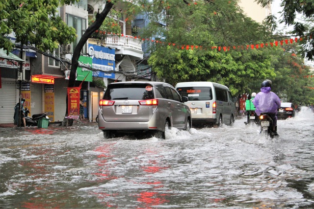 Hải Phòng: Nhiều tuyến phố ngập lụt sau bão số 2 - Ảnh 6.