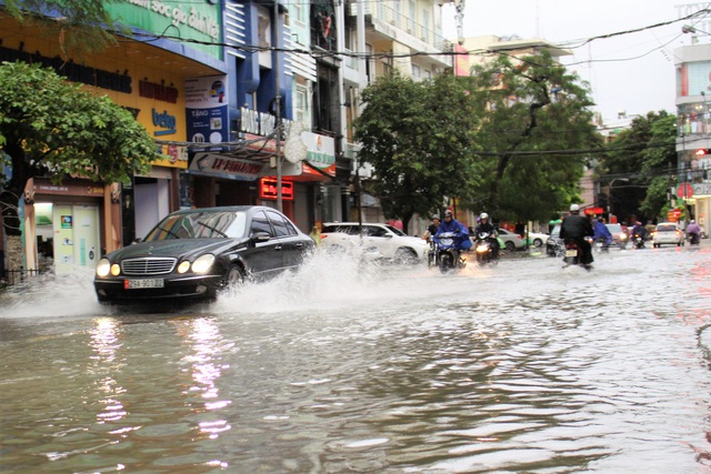 Hải Phòng: Nhiều tuyến phố ngập lụt sau bão số 2 - Ảnh 5.