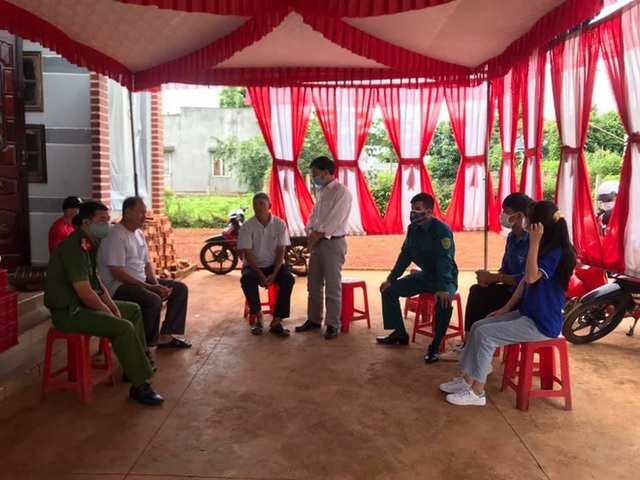 Đám cưới ở Đắk Lắk ngày dịch, hàng xóm khiêng bàn tiệc về nhà tự ăn - Ảnh 2.
