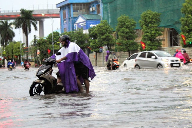 Hải Phòng: Nhiều tuyến phố ngập lụt sau bão số 2 - Ảnh 9.