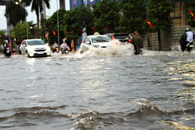 Hải Phòng: Nhiều tuyến phố ngập lụt sau bão số 2 - Ảnh 2.