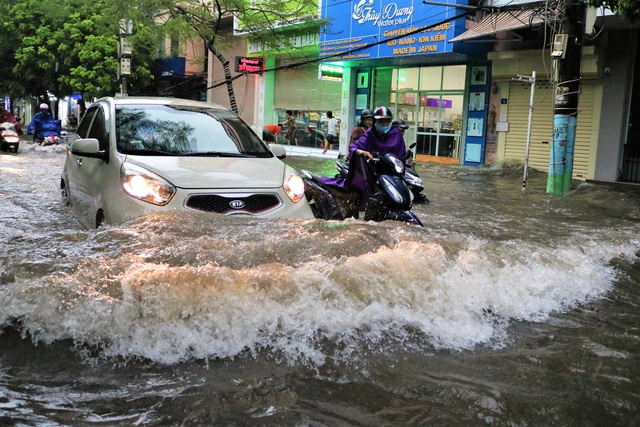 Hải Phòng: Nhiều tuyến phố ngập lụt sau bão số 2 - Ảnh 8.