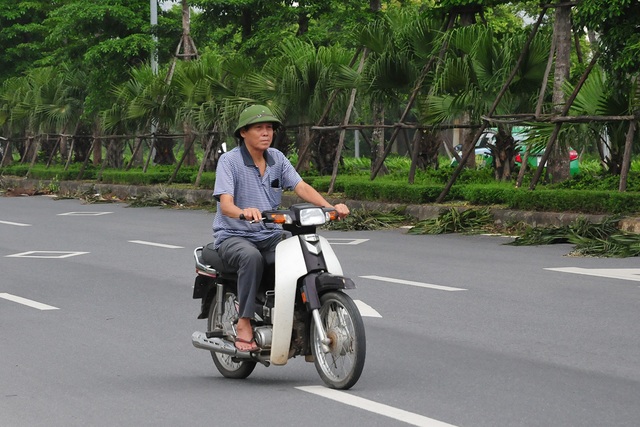 Hà Nội: Vẫn có nhiều người dân ra đường không đeo khẩu trang - Ảnh 1.