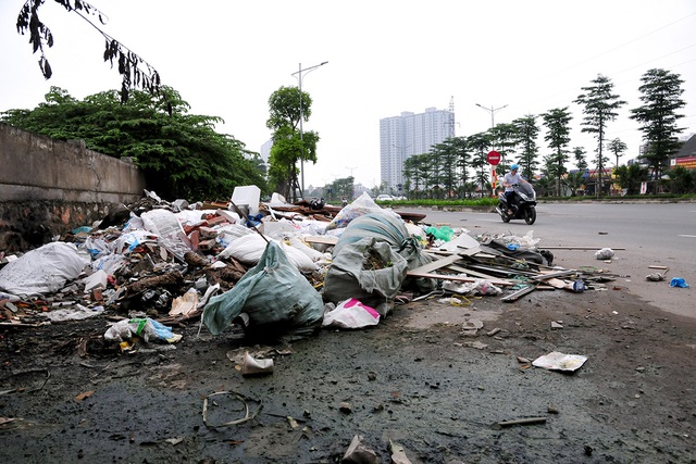 Cận cảnh con đường nghìn tỷ Nguyễn Xiển - Xa La ngập trong rác - Ảnh 1.