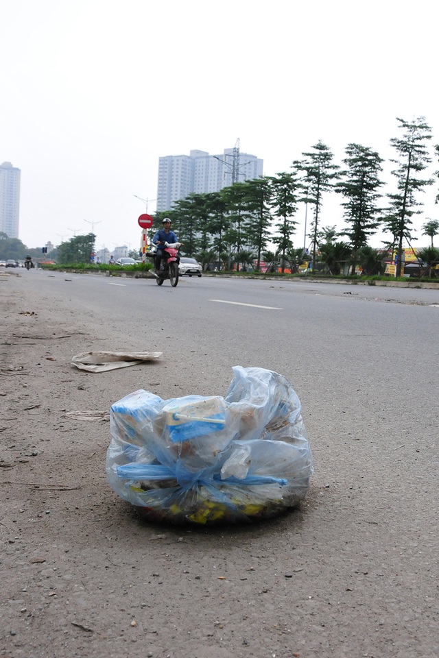 Cận cảnh con đường nghìn tỷ Nguyễn Xiển - Xa La ngập trong rác - Ảnh 3.