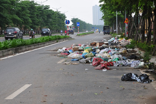 Cận cảnh con đường nghìn tỷ Nguyễn Xiển - Xa La ngập trong rác - Ảnh 5.
