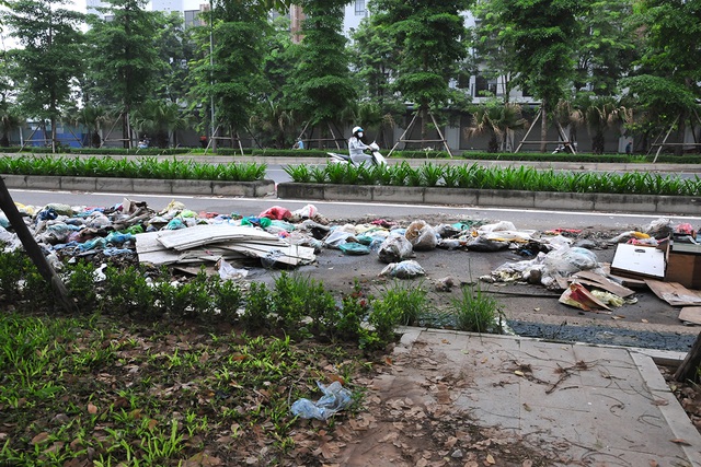 Cận cảnh con đường nghìn tỷ Nguyễn Xiển - Xa La ngập trong rác - Ảnh 10.