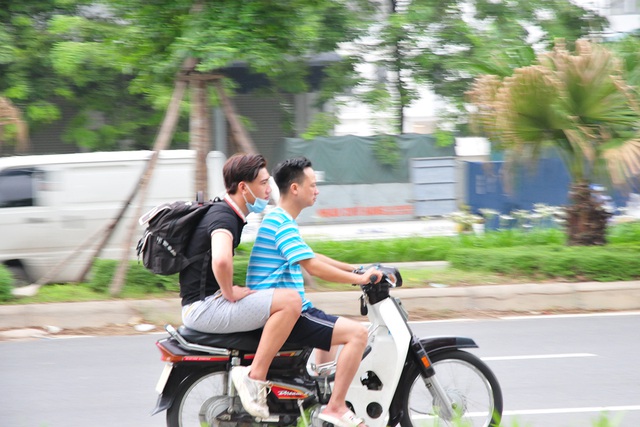 Hà Nội: Vẫn có nhiều người dân ra đường không đeo khẩu trang - Ảnh 2.