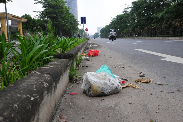 Cận cảnh con đường nghìn tỷ Nguyễn Xiển - Xa La ngập trong rác - Ảnh 4.