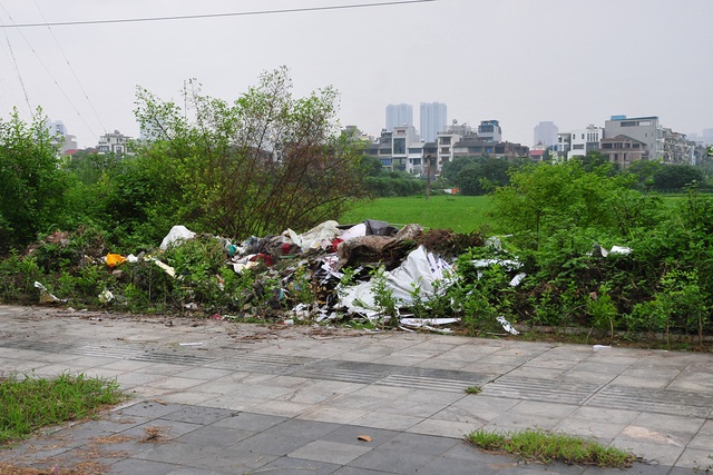 Cận cảnh con đường nghìn tỷ Nguyễn Xiển - Xa La ngập trong rác - Ảnh 7.