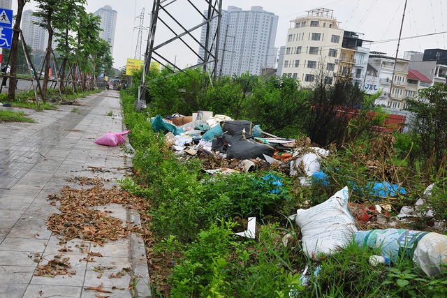 Cận cảnh con đường nghìn tỷ Nguyễn Xiển - Xa La ngập trong rác - Ảnh 9.