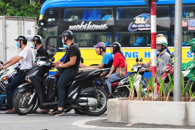 Hà Nội: Vẫn có nhiều người dân ra đường không đeo khẩu trang - Ảnh 4.