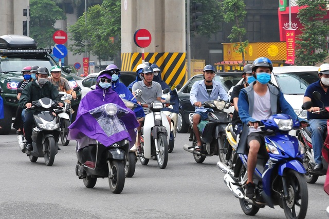 Hà Nội: Vẫn có nhiều người dân ra đường không đeo khẩu trang - Ảnh 7.