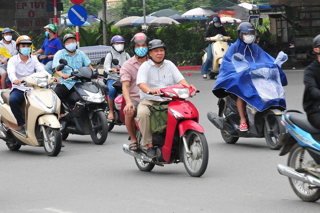 Hà Nội: Vẫn có nhiều người dân ra đường không đeo khẩu trang - Ảnh 9.