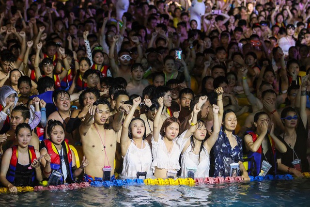 Báo Trung Quốc lên tiếng về đại tiệc hồ bơi Vũ Hán - Ảnh 1.