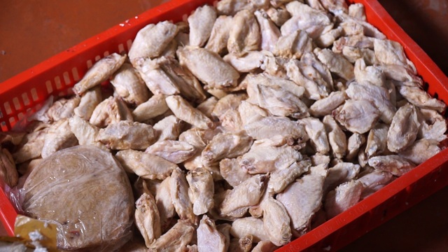 Hà Nội: Thu giữ hơn 2 tấn nầm lợn, tràng vịt chuẩn bị phân phối đến các nhà hàng - Ảnh 4.