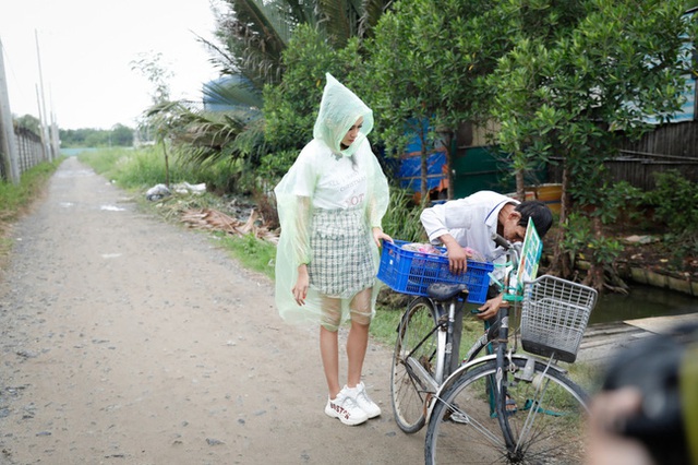 Võ Hoàng Yến đạp xe đi trong mưa, bán rau giúp đỡ gia đình nghèo có người vợ hết u não lại tới mù lòa - Ảnh 5.