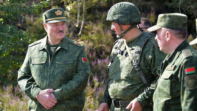 Tổng thống Belarus cầm súng trường bước ra từ trực thăng - Ảnh 1.