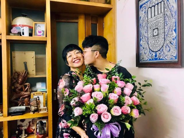 Quà tặng sinh nhật của con trai khiến MC Thảo Vân nghẹn ngào - Ảnh 2.